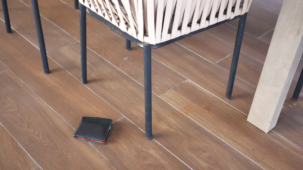 billetera perdida en el suelo del restaurante