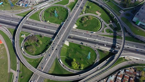 Vista-Aérea-De-Una-Intersección-De-Autopistas-Con-Senderos-De-Tráfico-En-Moscú.