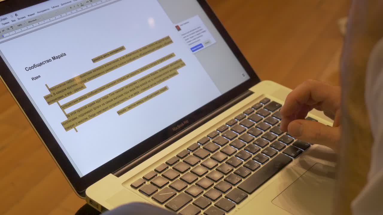 persona que trabaja en una computadora portátil con una presentación