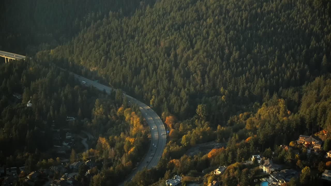 puente de la autopista en un paisaje de bosque montañoso - hora de oro aérea