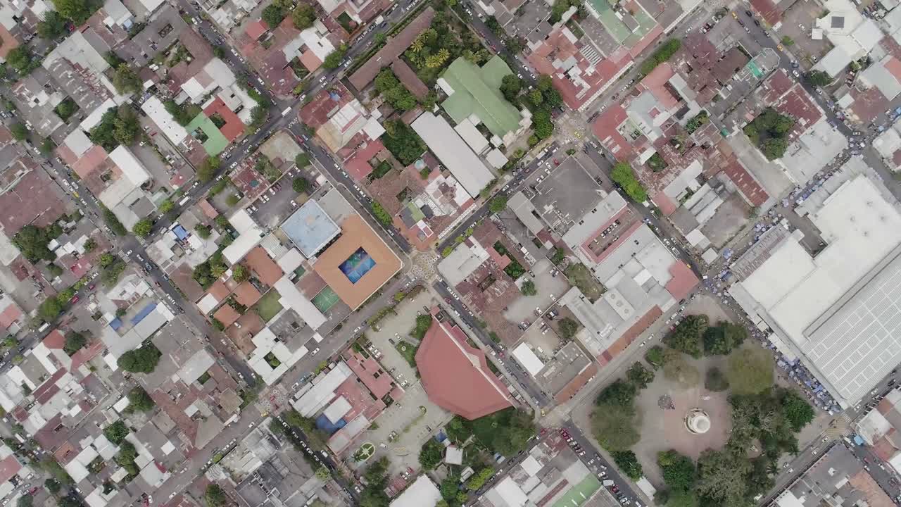 Vista Aérea do Município de Santa Tecla em El Salvador - órbita aérea