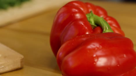 pimientos rojos en una tabla de cortar de madera