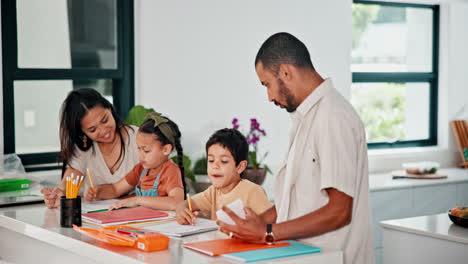 familia haciendo la tarea en la cocina