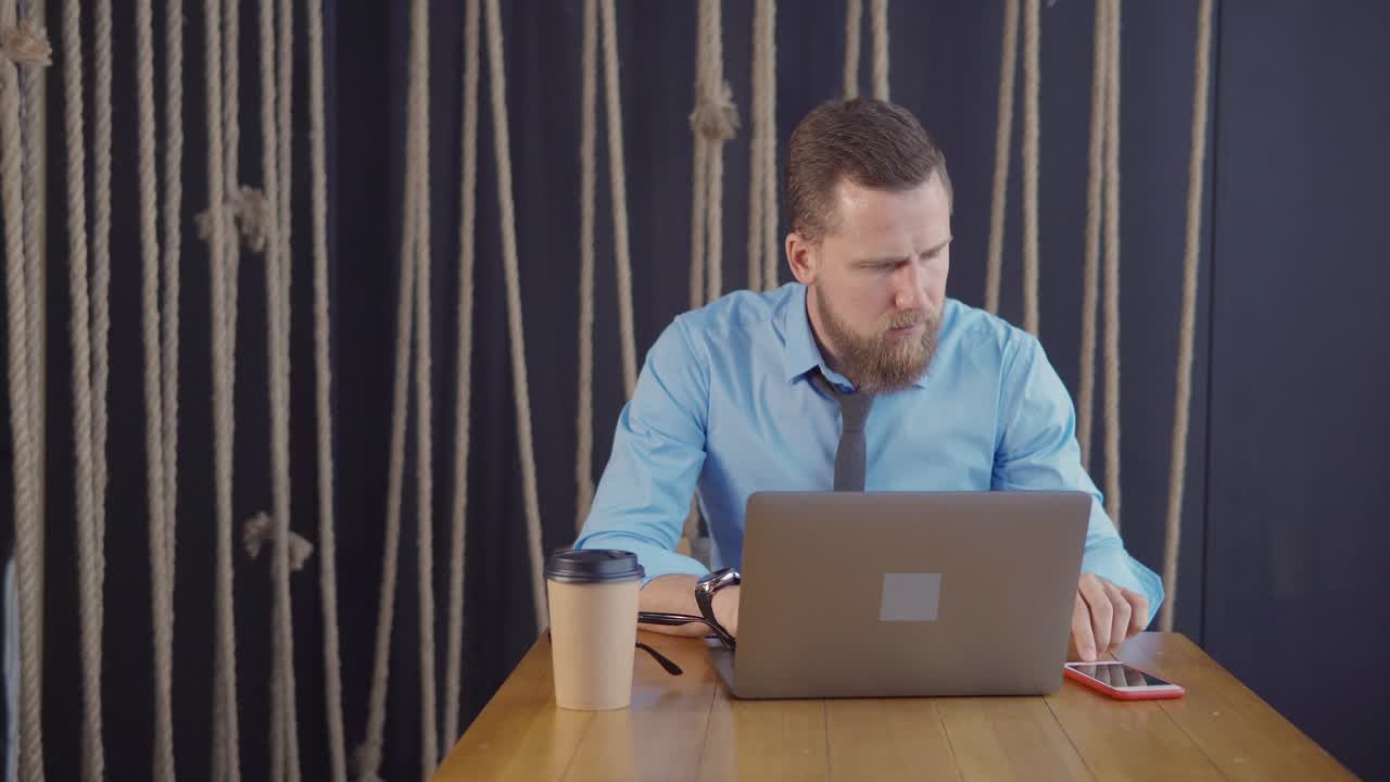 hombre de negocios trabajando en una computadora portátil en un café