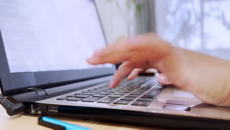 persona escribiendo en una computadora portátil