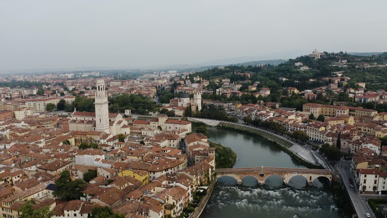 vista aérea del río arno que rodea verona, italia