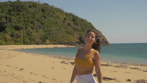 mujer encantadora libre y feliz disfrutando de la naturaleza - isla de langford, parque nacional de whitsundays, qld australia
