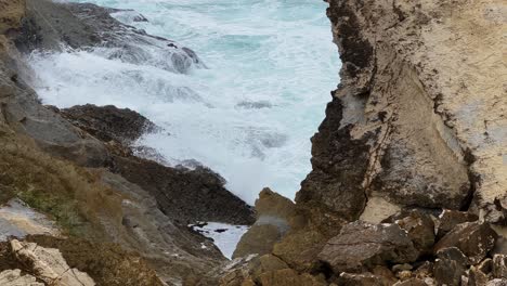 imágenes cinematográficas en cámara lenta de las olas chocando contra las rocas en peniche, portugal, europa, slomo