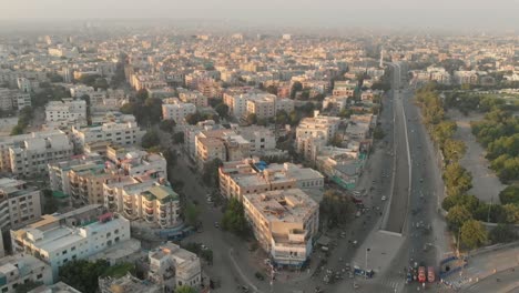 antena sobre edificios de apartamentos en karachi durante la puesta de sol