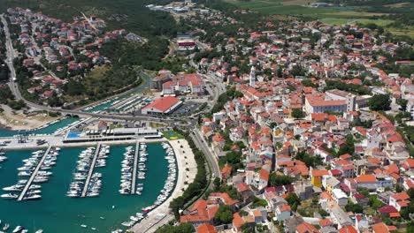 Ciudad-De-Crikvenica-En-El-Mar-Adriático,-Playa-Y-Vista-Aérea-Frente-Al-Mar,-Región-De-La-Bahía-De-Kvarner-En-Croacia---Tiro-Con-Drones