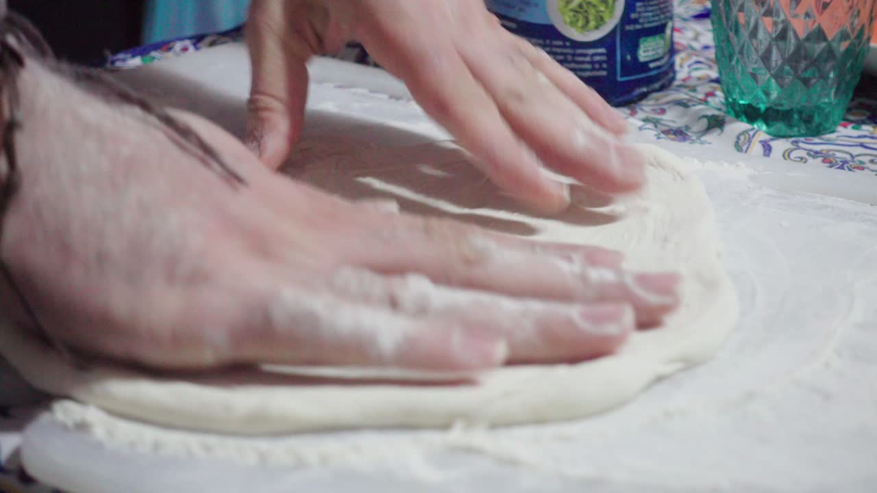 приготовление домашней пиццы 4k covid 19 lockdown