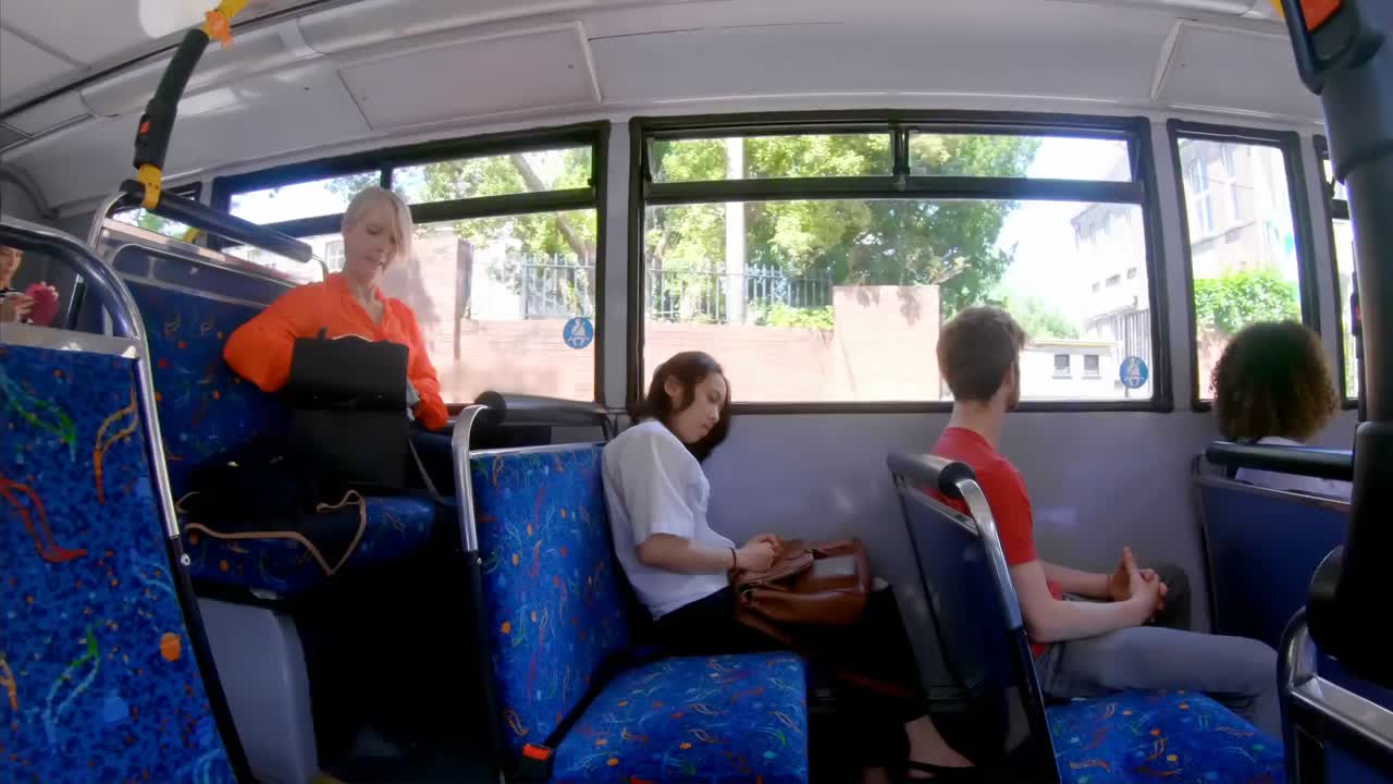 버스를 타고 다니는 통근객 4k