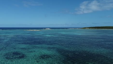 Vista-Aérea-De-Una-Hermosa-Laguna-En-Las-Bahamas