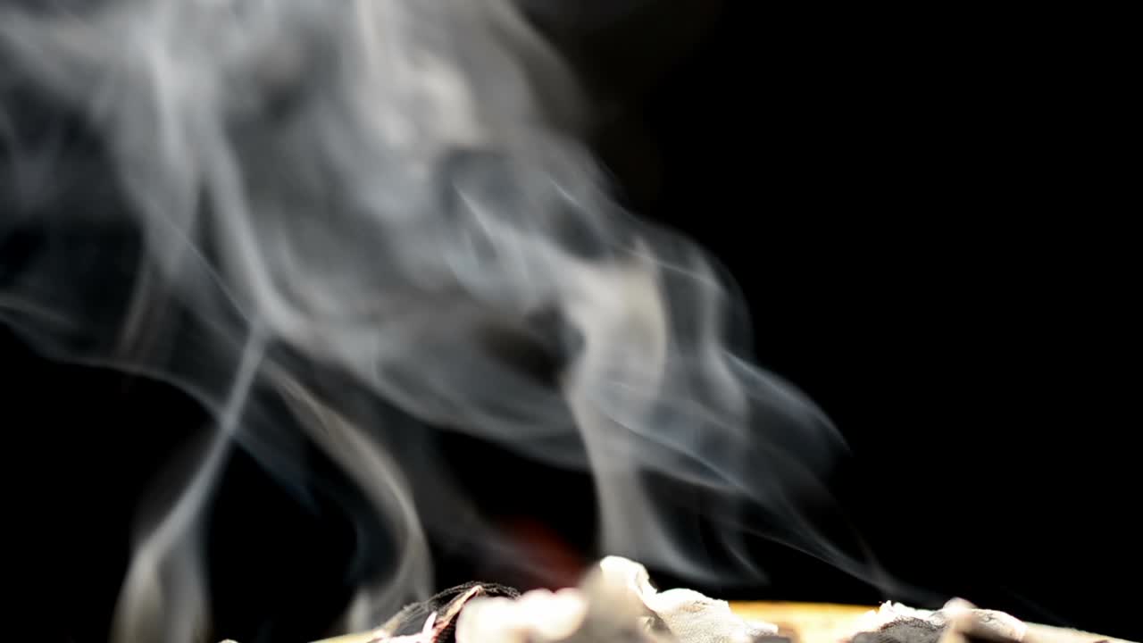 Fumate su sfondo nero. Fumo di fuoco