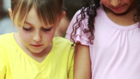 Kleine-Mädchen-Lesen-Gemeinsam-In-Der-Bibliothek