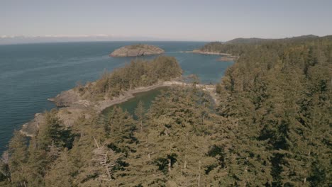 video de drones de refugio, bosque, montaña y océano en el fondo, isla de texada, columbia británica canadá