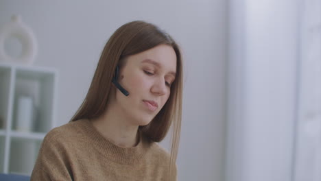 el agente del centro de llamadas usa auriculares llamando por video portátil. la mujer de negocios usa auriculares habla por cámara web haciendo llamadas de videoconferencia en línea a distancia. el maestro de internet hace chat a distancia trabajando desde casa.