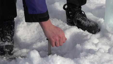 Installation-Einer-Eisschraube-In-Der-Gefrorenen-Seeoberfläche