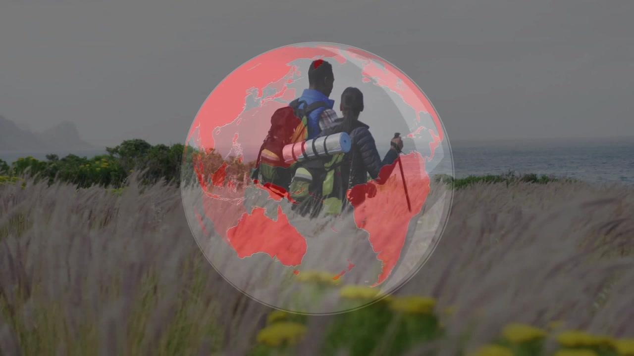 Senderista señalando con un bastón y llamando a su compañero, luego la pareja abrazándose y continuando la caminata por la costa.