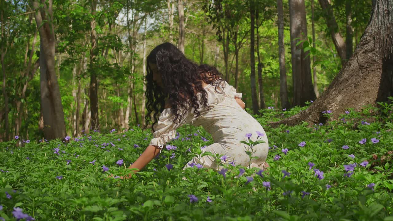 아름다운 옷을 입은 라틴계 소녀가 트리니다드의 카리브 해 공원의 활기찬 분위기를 즐기고 있습니다.
