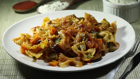 Köstliches-Italienisches-Gericht,-Bekannt-Als-Farfalle,-Zubereitet-Mit-Einer-Würzigen-Und-Saftigen-Sauce