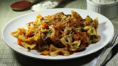 deliciosa comida italiana conocida como farfalle hecha con salsa picante y jugosa