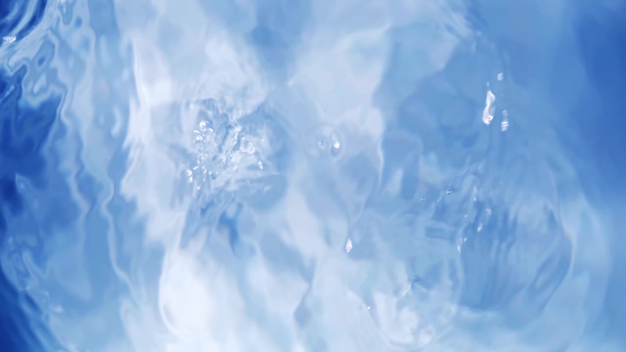 물 표면으로 떨어지는 드롭의 상위 뷰 슬로우 모션 및 흰색 배경에 분기 원