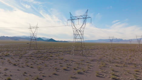 Líneas-Eléctricas-De-Alta-Tensión-En-Un-Desierto-Rural,-Aérea