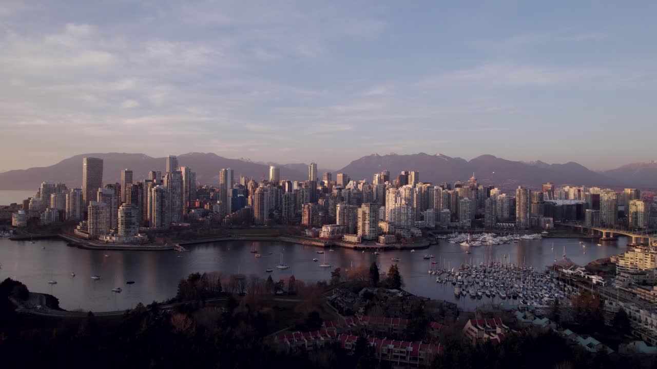 vista panorámica aérea de la ciudad de vancouver con montañas de fondo al atardecer, canadá