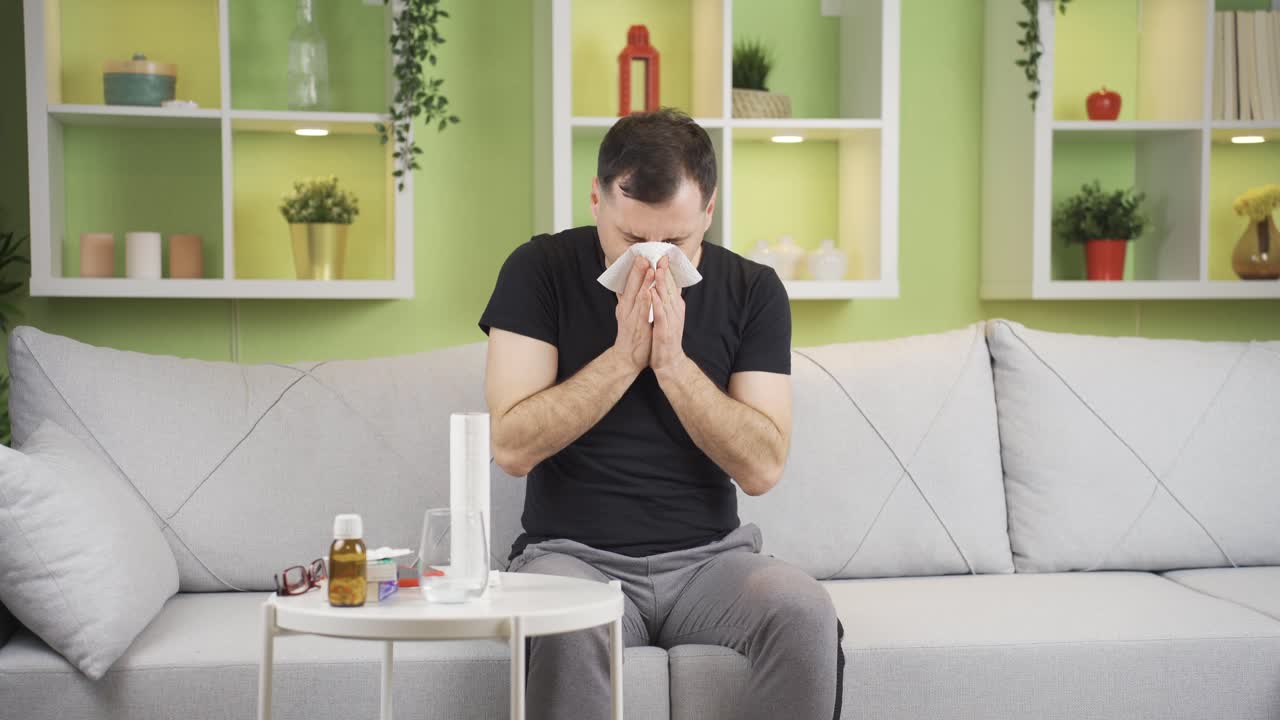 hombre enfermo con resfriado y secreción nasal, tiene la nariz tapada y secreción nasal.