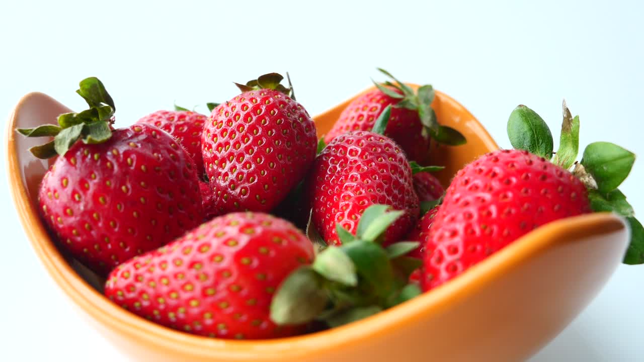 Fresas frescas en un tazón naranja