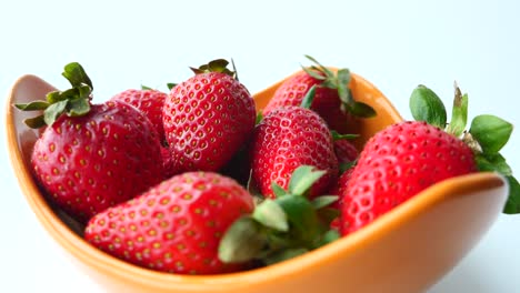 fresas de fresa en un cuenco de naranja