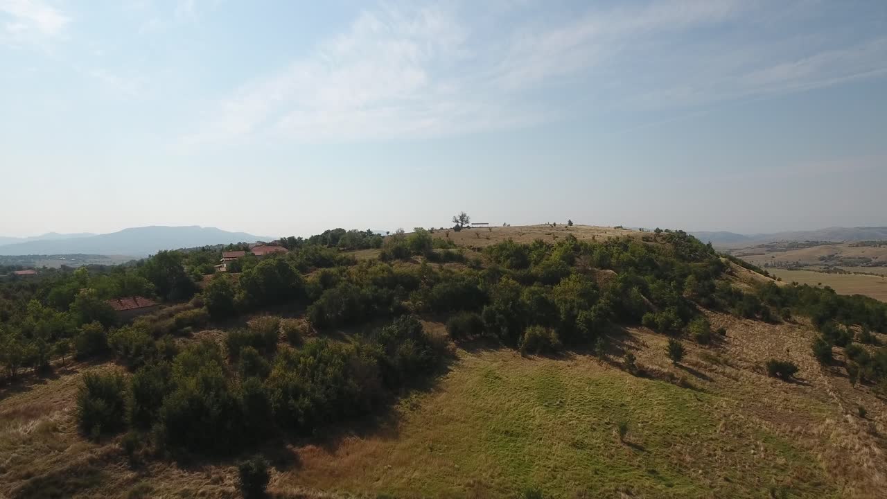 foto de paisaje, staro nagorichane, macedonia, balcanes, termina en una roca con un árbol solitario