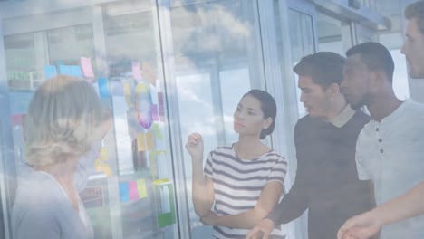 animación de un grupo de hombres de negocios en una reunión de lluvia de ideas con nubes.