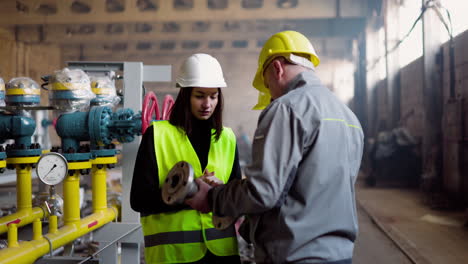 Two-workers-talking-at-the-factory