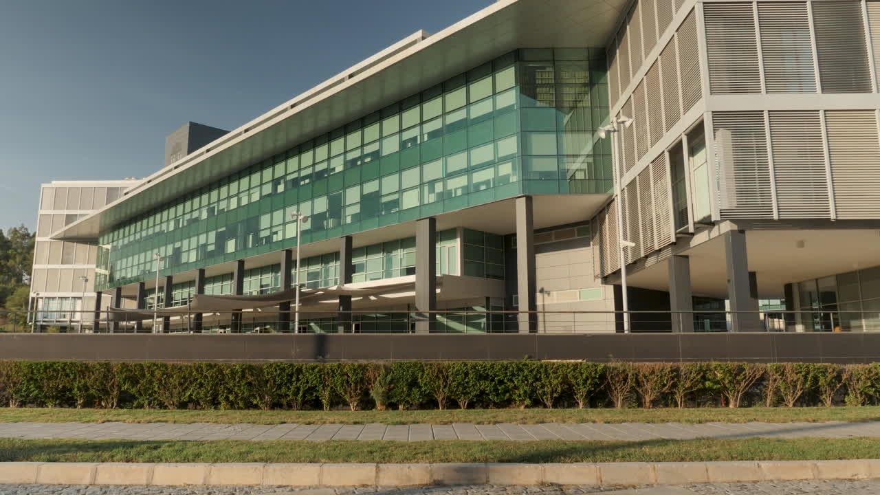 운동복을 입은 남자 선수가 도시에서 뛰고 운동한다