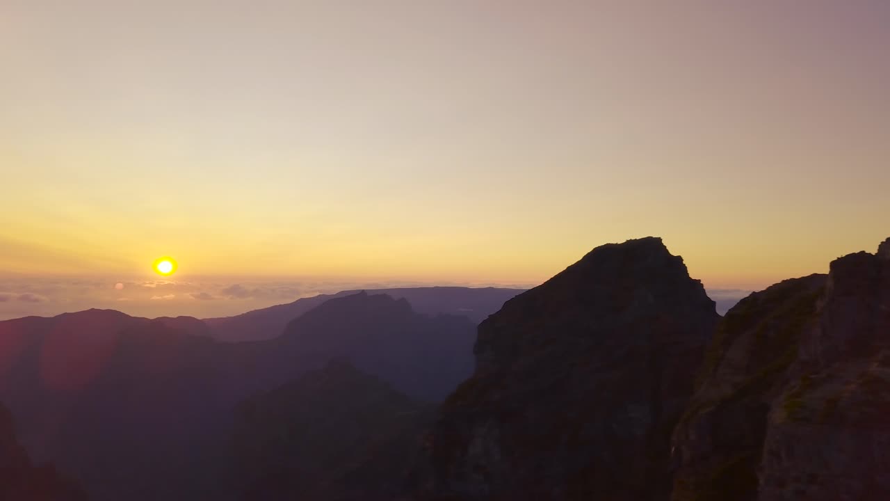 vista panorámica de la puesta de sol sobre las nubes en pico do arieiro, madeira
