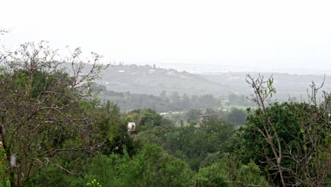 Regen-Fällt-Mit-Grünen-Hügeln-Im-Hintergrund