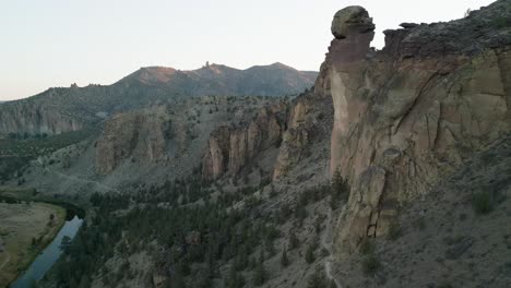 Vista-Aérea-Del-Acantilado-Acercándose-A-La-Cara-De-Mono-En-Smith-Rock-Al-Amanecer