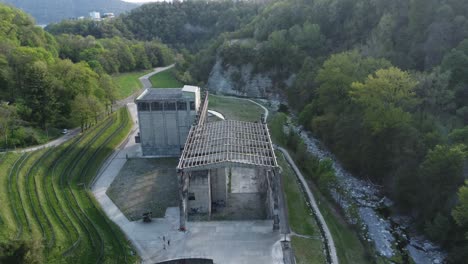 Monumento-De-La-Fábrica-De-Cemento-Abandonada-En-Medio-De-La-Naturaleza-Drone-4k