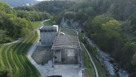 monumento de la fábrica de cemento abandonada en medio de la naturaleza drone 4k