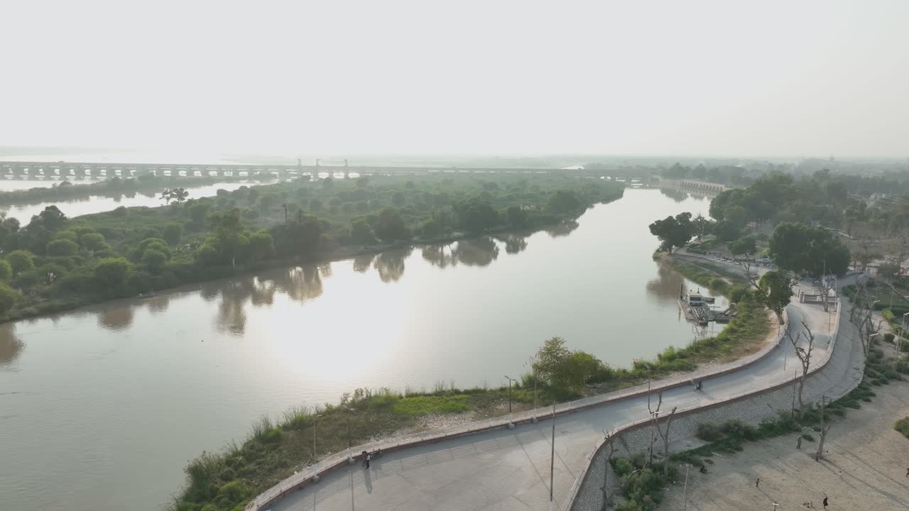 el amanecer del río indo de sukkur, sindh, pakistán - aérea