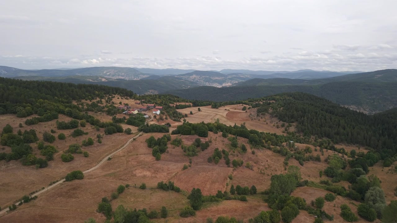 Ripresa con drone di case di montagna remote sotto un cielo nuvoloso a Pinarbasi, Kastamonu, Turchia