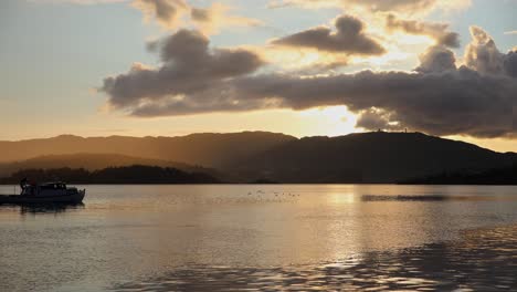 Silhouette-Eines-Kleinen-Fischerbootes-Am-Raunefjorden-In-Der-Nähe-Von-Bergen-In-Norwegen-Bei-Sonnenuntergang