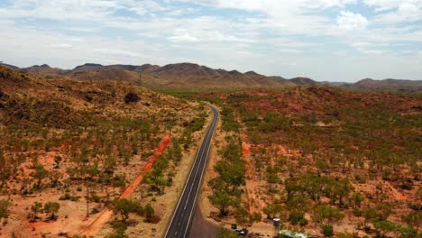 Leere-Straße-Zwischen-Hügeln-Und-Büschen-In-Der-Region-Northern-Territory,-Outback-Australien