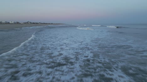 Espumosas-Olas-Del-Océano-Que-Se-Lavan-En-La-Orilla-Arenosa-Durante-La-Puesta-De-Sol-En-Long-Beach-Island-En-Nueva-Jersey,-EE.UU.