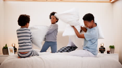 familia, pelea de almohadas y jugar en la cama
