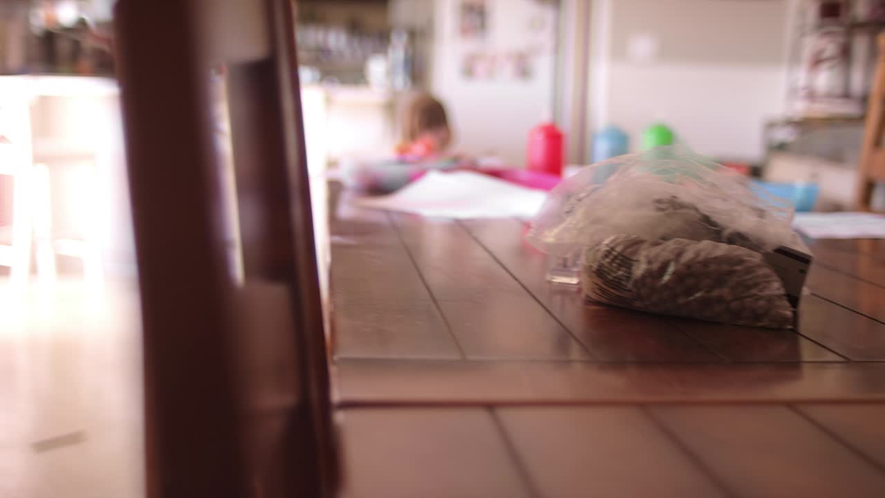 수영복을 입은 작은 소녀가 부 테이블을 돌아다닙니다.