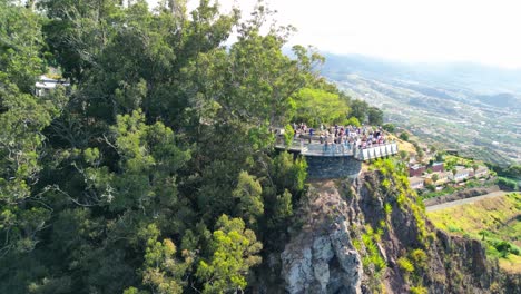 vista panorámica del miradouro cabo girao lleno de un grupo de personas haciendo turismo