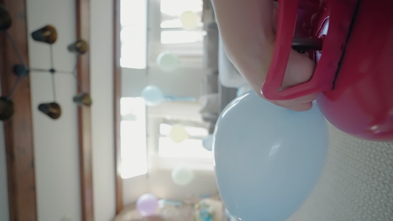 두 손 이 헬 크 에서 풍선 을 부풀리고 있다